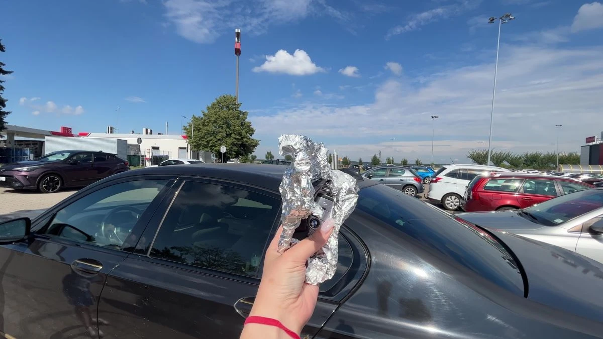 Po co zawija się kliuczyki samochodowe we folię aluminiową?