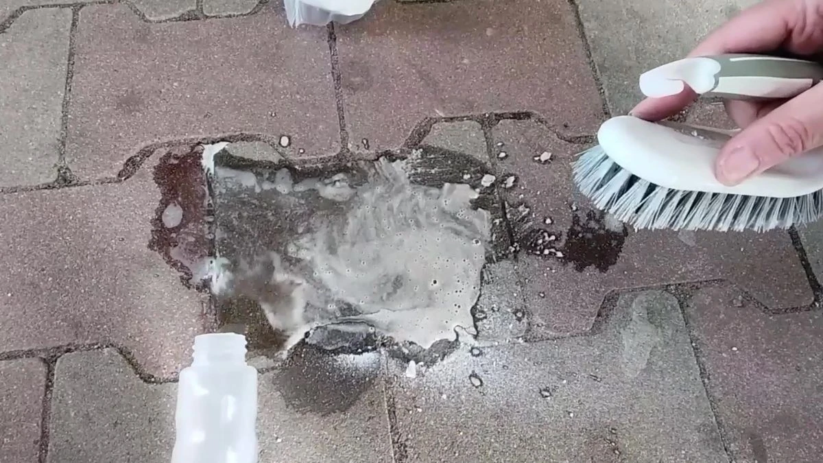 Czy soda oczyszcona zmyje stare plamy oleju z kostki brukowej?