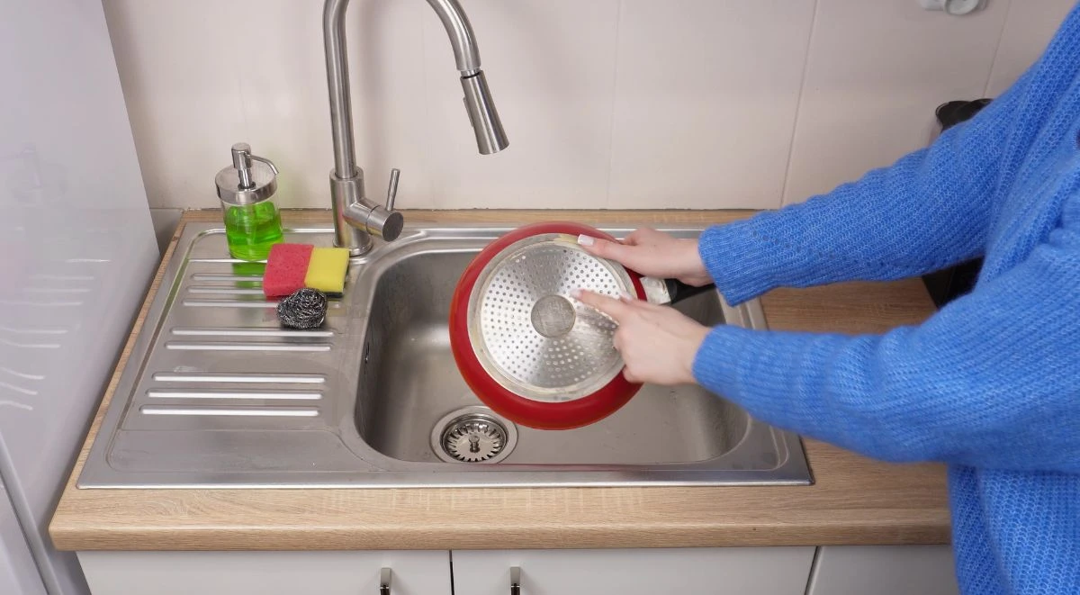 Jaki jest skuteczny środek na przypalenia patelni?