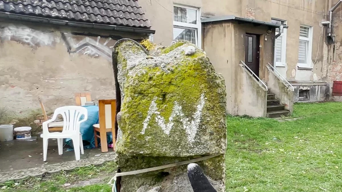 Co znaczą przed domem?