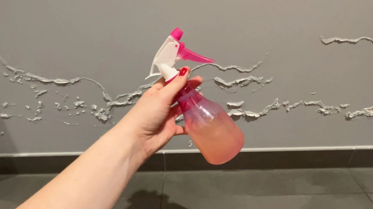 Przepis na domowy spray do zmycia pleśni ze ściany