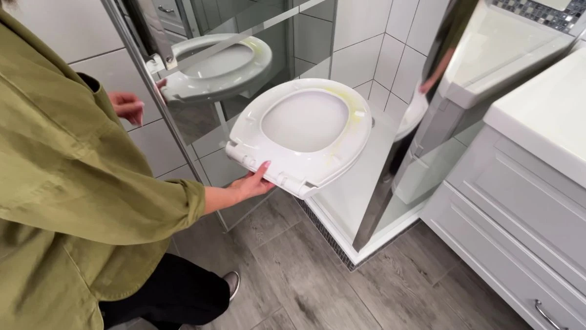Jak umyć dokładnie deskę sedesową?