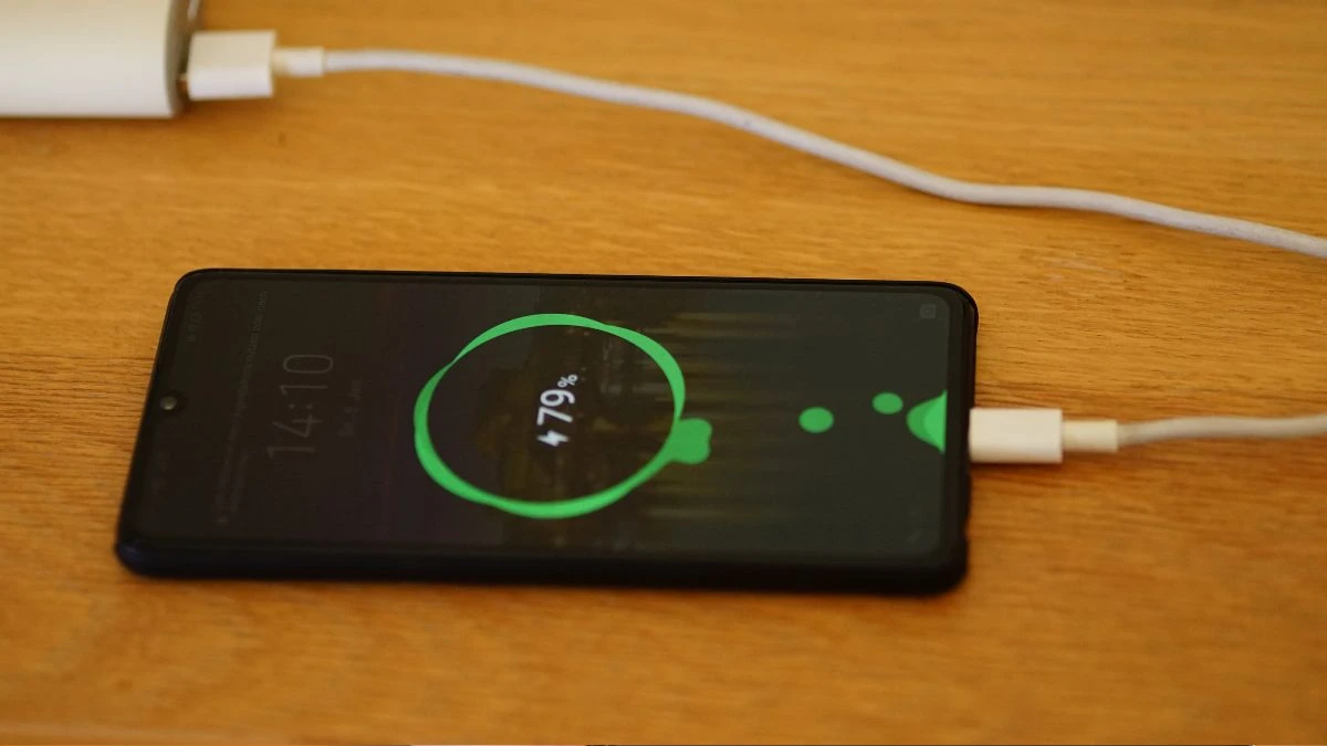 Jak przyspieszyć ładowanie telefonu – kabel do szybkiego ładowania baterii