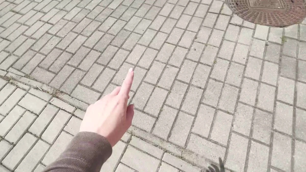 Jak oczyścić kostkę brukową z chwastów bez ich wyrywania?