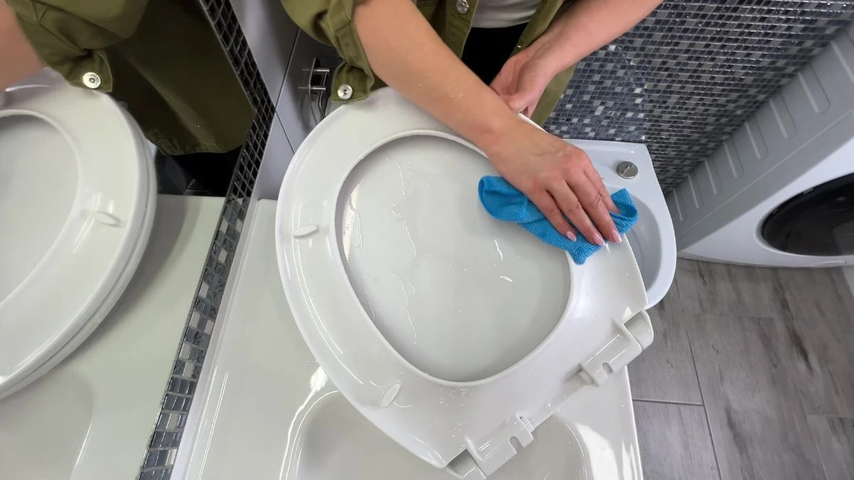 Czym zmyć plamy z deski wc?