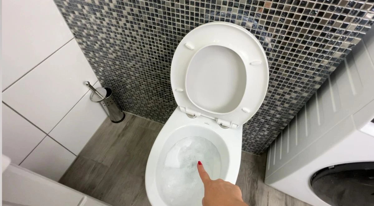 Jak usunąć kamień i rdzę z toalety?