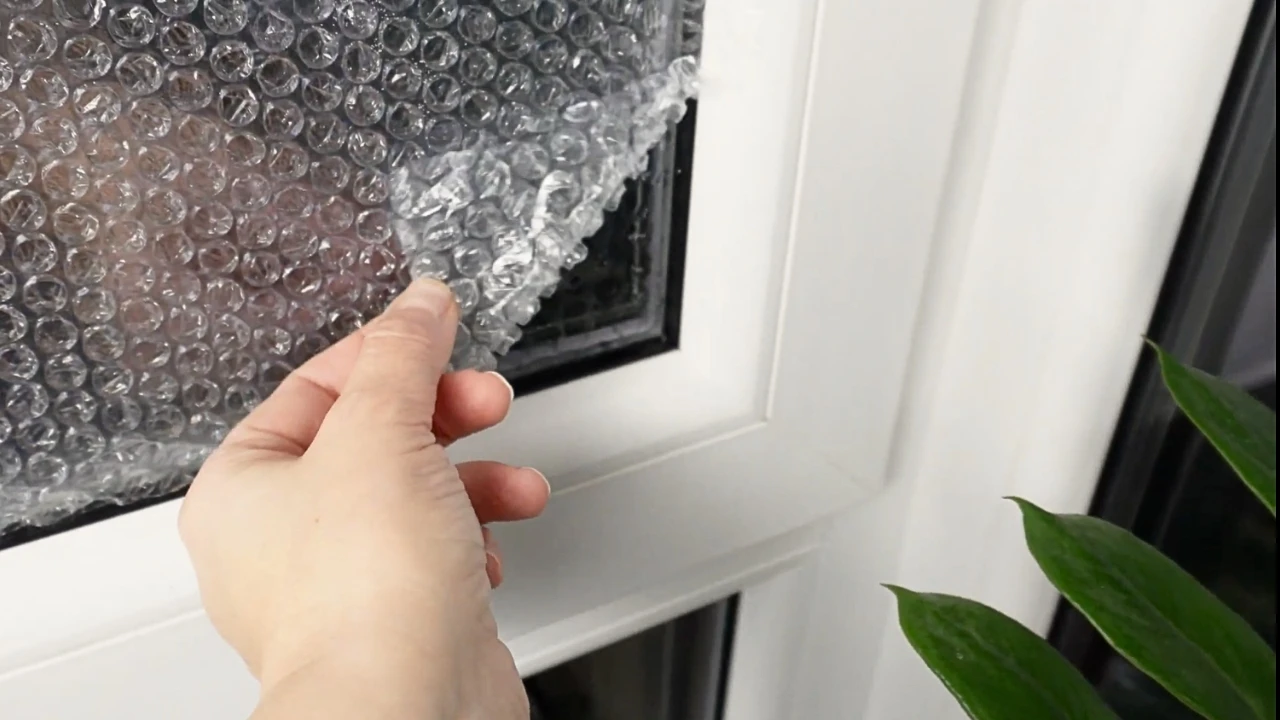 Jak przykleić folię bąbelkową na okno?