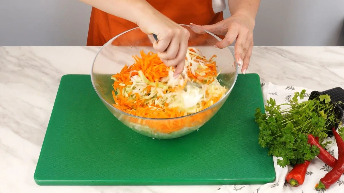 Przepis na surówkę colesław jak z KFC. Smak zawdzięcza składnikowi