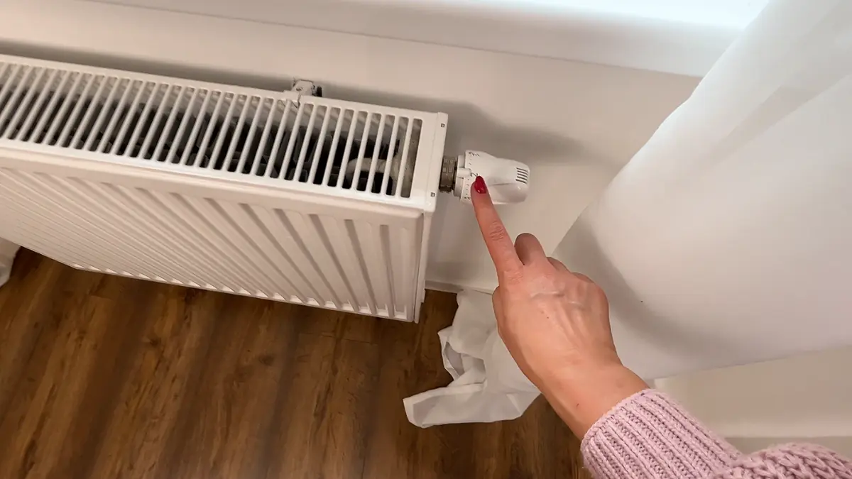 Wskazywanie na termostat kaloryfera