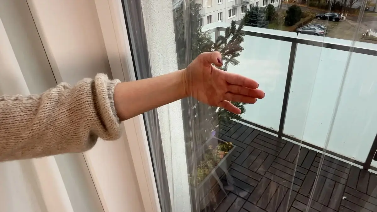Nałóż folię spożywczą na okna
