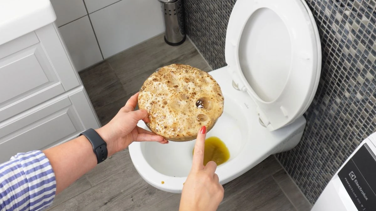 Wsyp łyżkę kawy do toalety