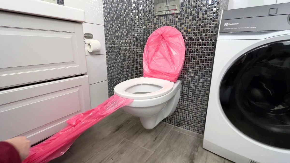 cztszczenie wc przy pomiocy siatki foliowej