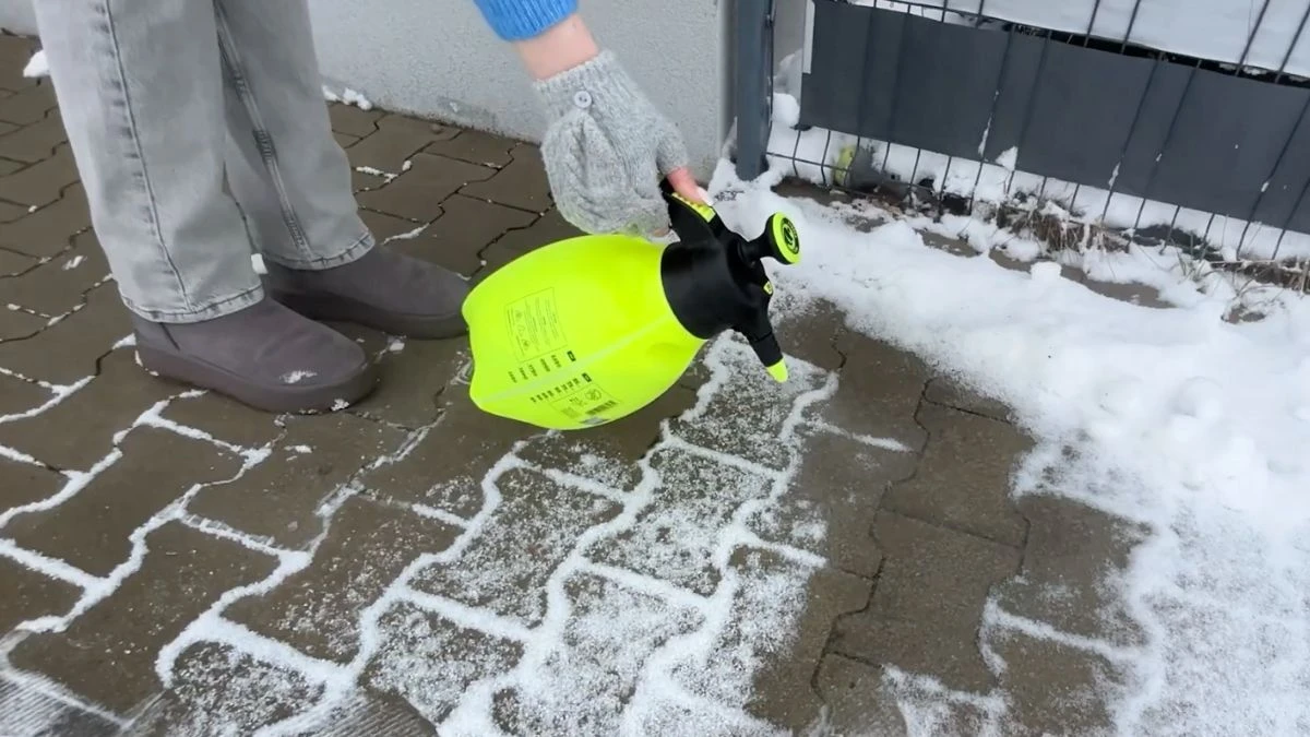 domowy sposób na lód na chodniku, jak usunąć lód z chodnika, co na lód na chodniku, czym posypać chodnik zamiast soli,