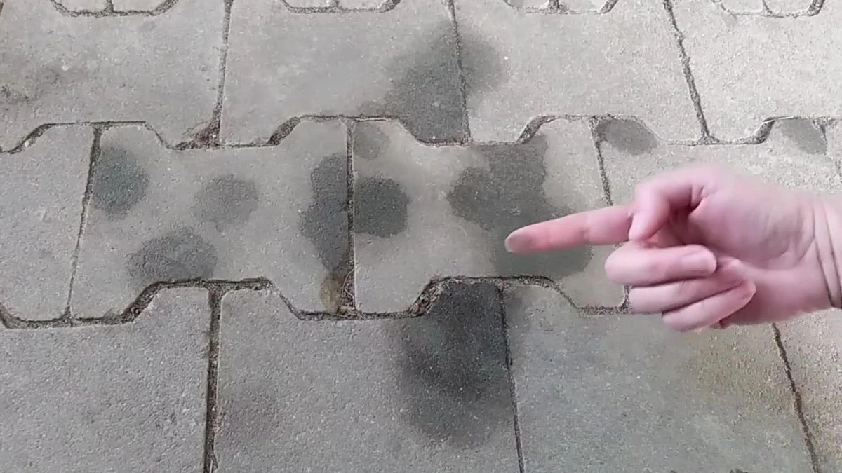 Jak zmyć plamy z oleju z kostki brukowej?