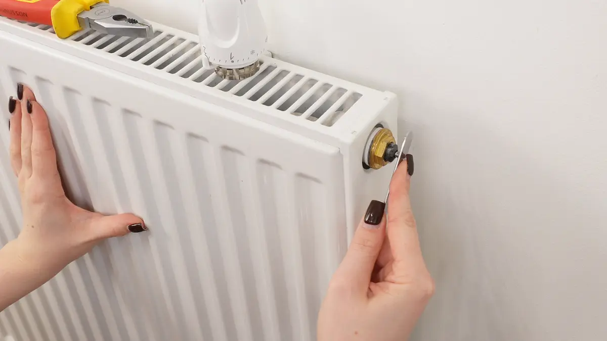 Odblokowywanie zawieszonej iglicy zaworu termostatycznego w kaloryferze