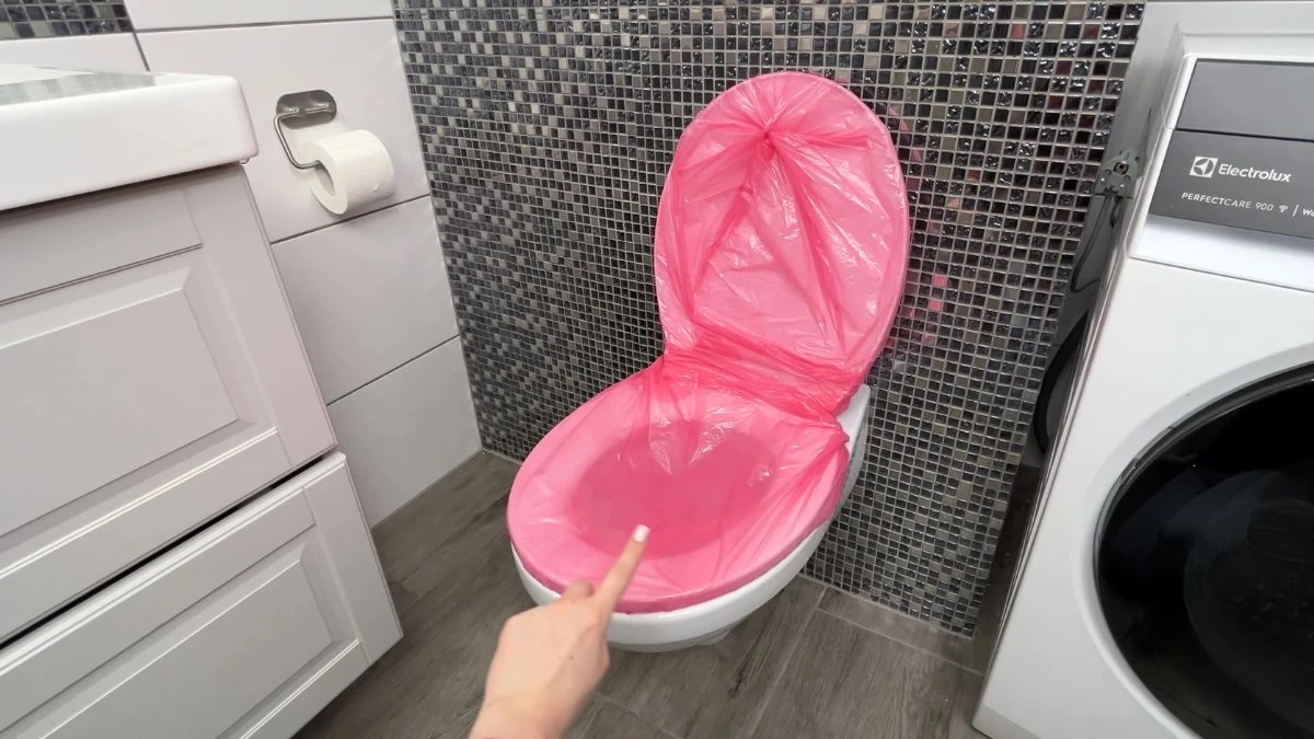 Mycie deski sedesowej przy pomocy reklamówek