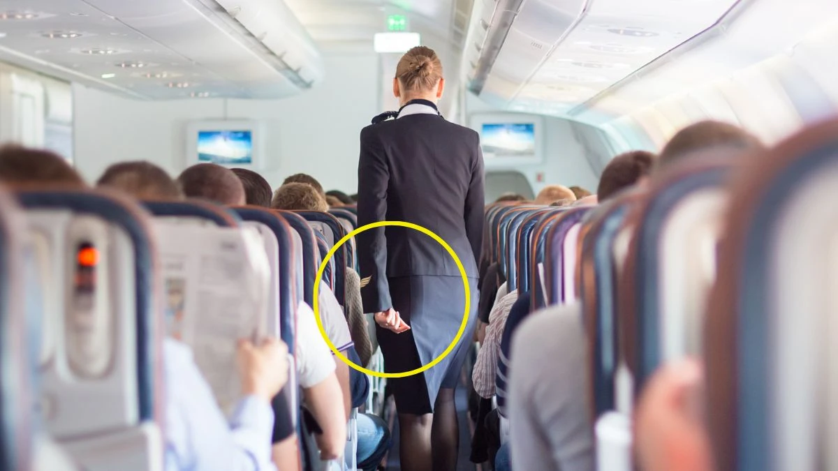Dlaczego stewardesy trzymają ręce za plecami?