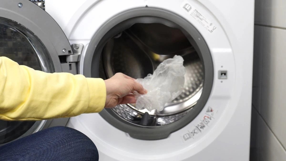 Wrzuć plastikową siatkę do pralki podczas prania