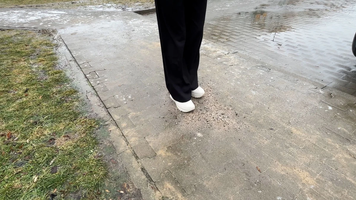 Oblodzony chodnik zimą bez soli, naturalne sposoby na gołoledź, popiół i fusy z kawy zwiększające przyczepność