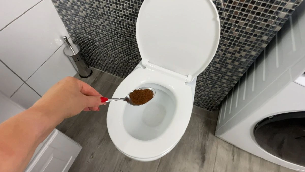 Wsyp łyżkę kawy do toalety