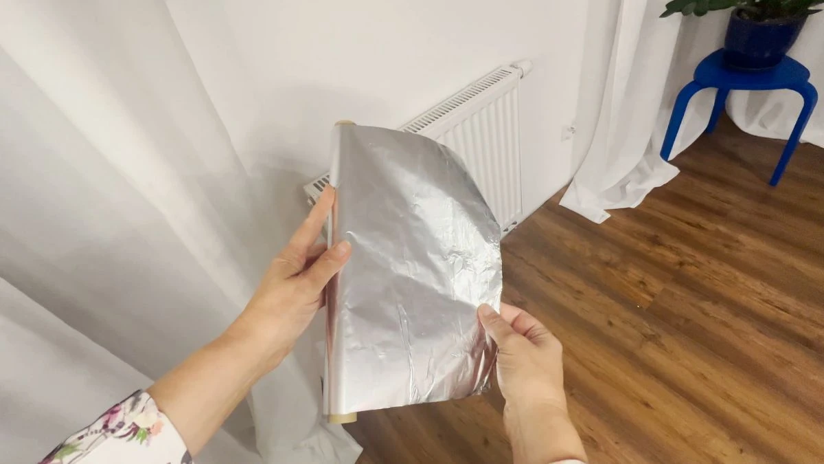 Włóż folię aluminiową za kaloryfer
