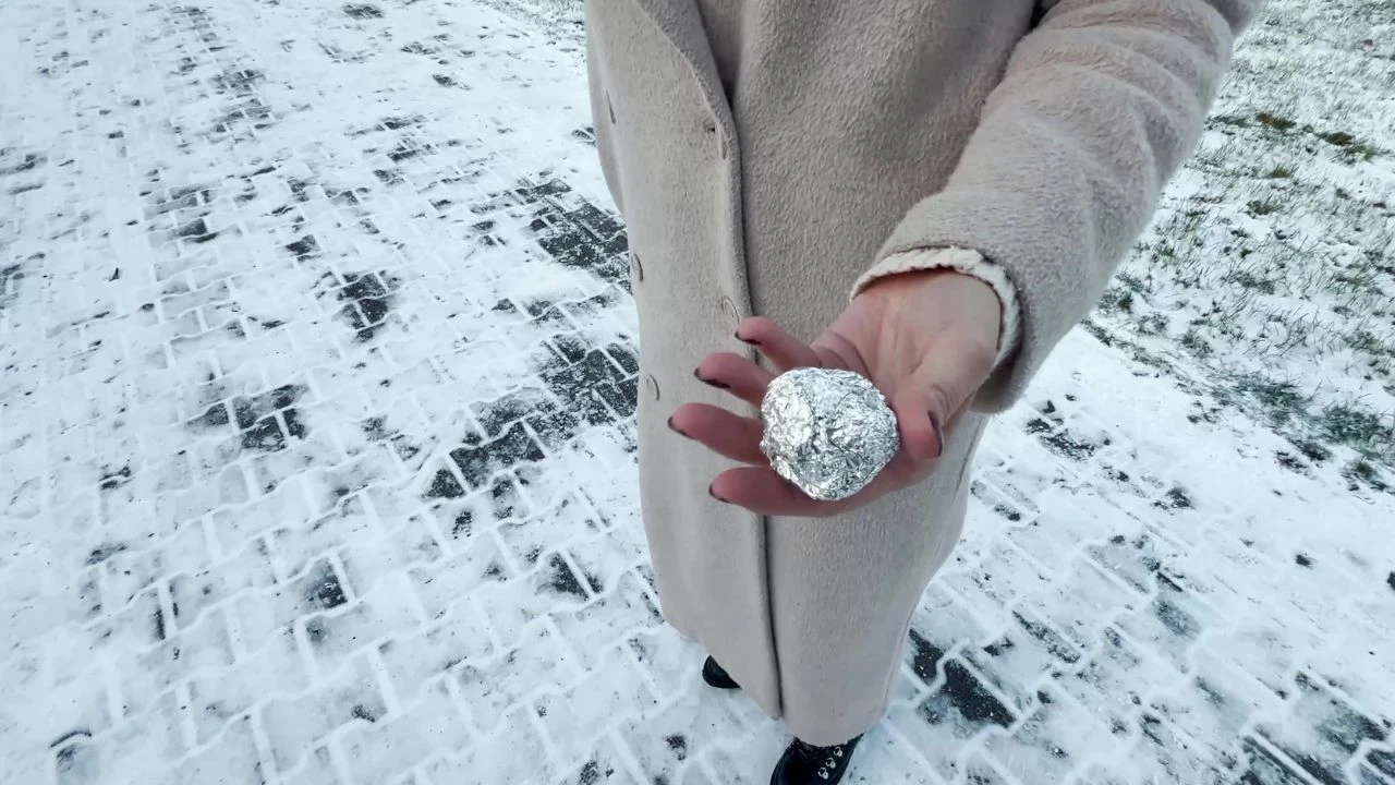 kulka folii aluminiowej w kieszeni