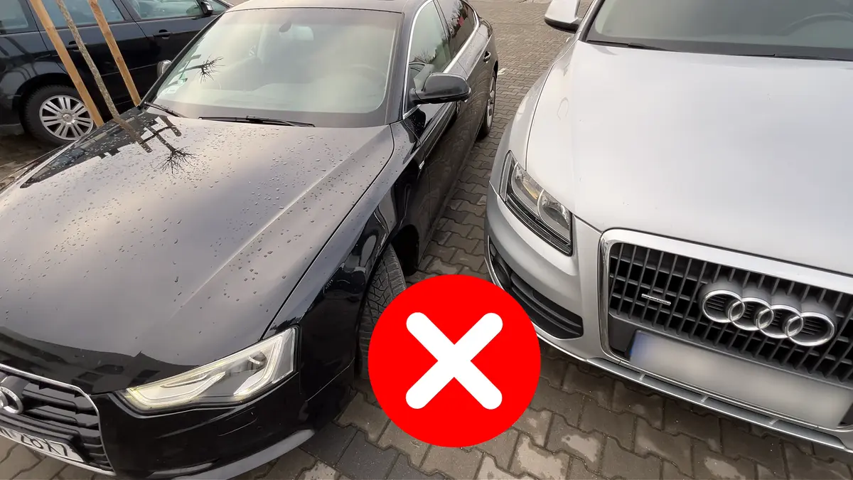 Znak X pokazujący nieprawidłowy wyjazd z miejsca parkingowego i bliskość sąsiedniego auta