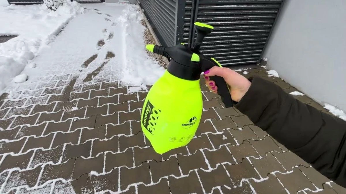 jak usunąć lód z chodnika