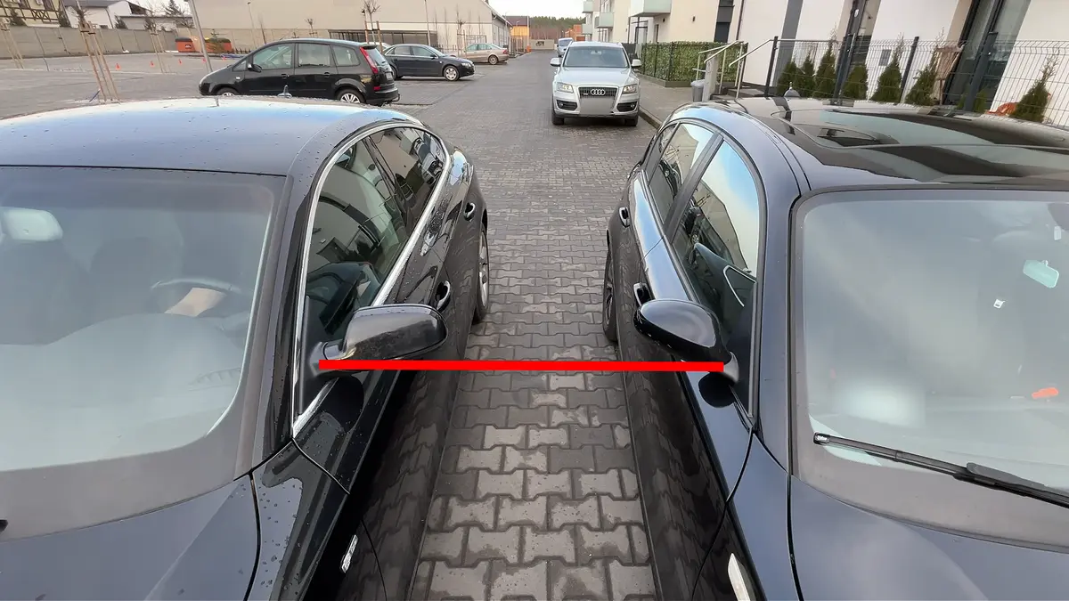 Wyrównanie bocznego lusterka samochodu w jednej linii z lusterkiem sąsiedniego pojazdu
