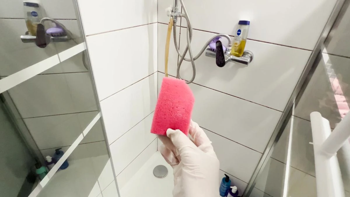 Jak się nie pomylić, która gąbka jest do sprzątania łazienki?