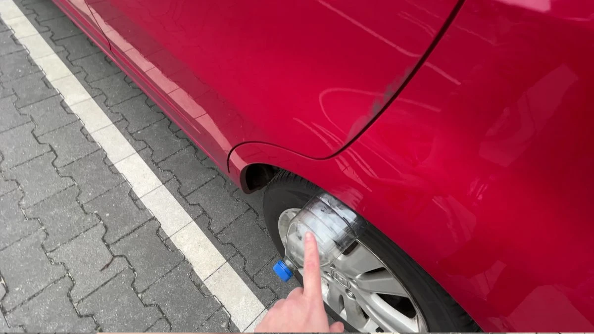 Co zrobić jak zobaczysz butelkę w kole samochcodu?