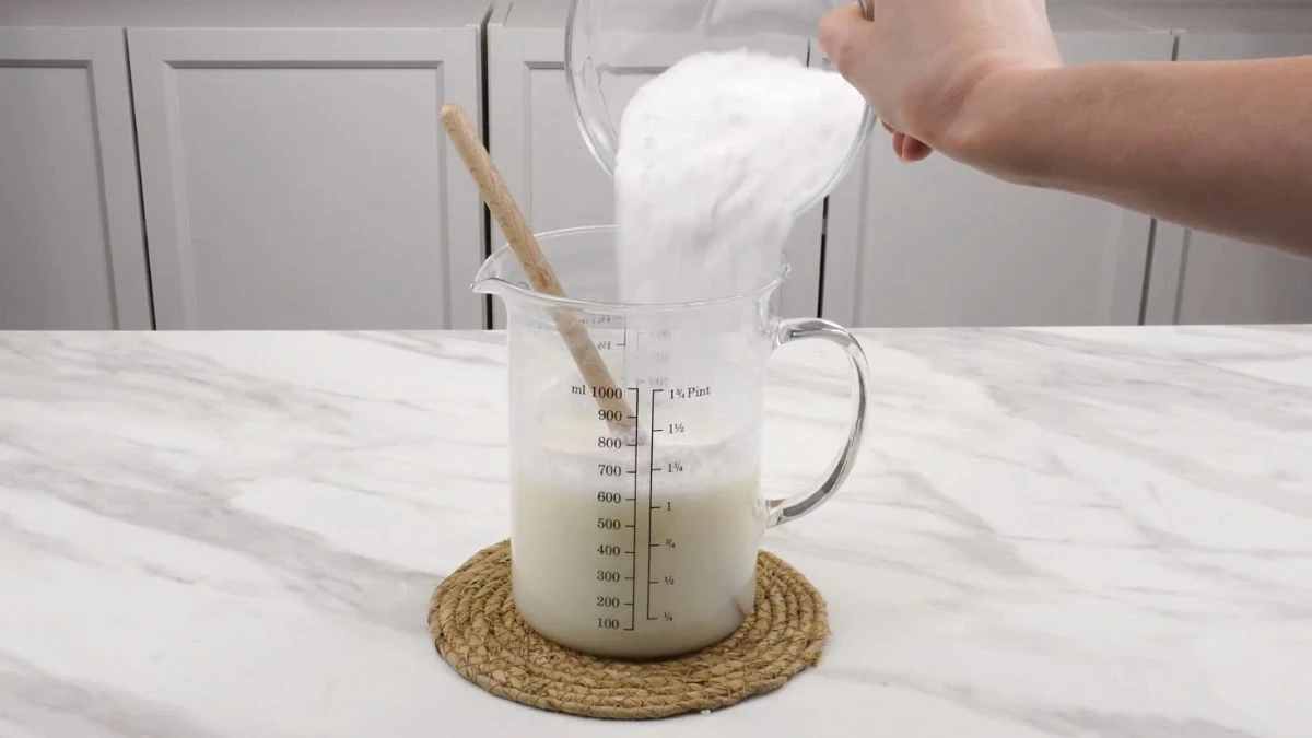 Naturalny płyn do prania z sody kalcynowej, płatków mydła i octu w butelce na domowy detergent