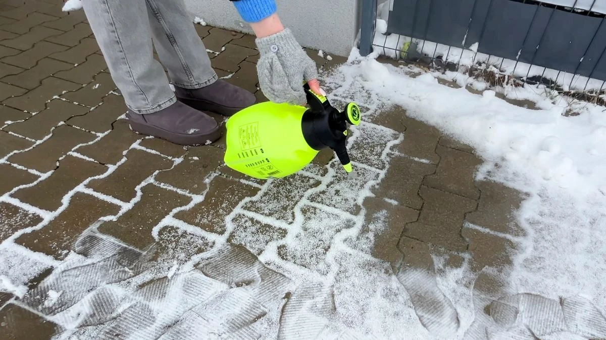 Jak odśnieżyć chodnik bez łopaty?
