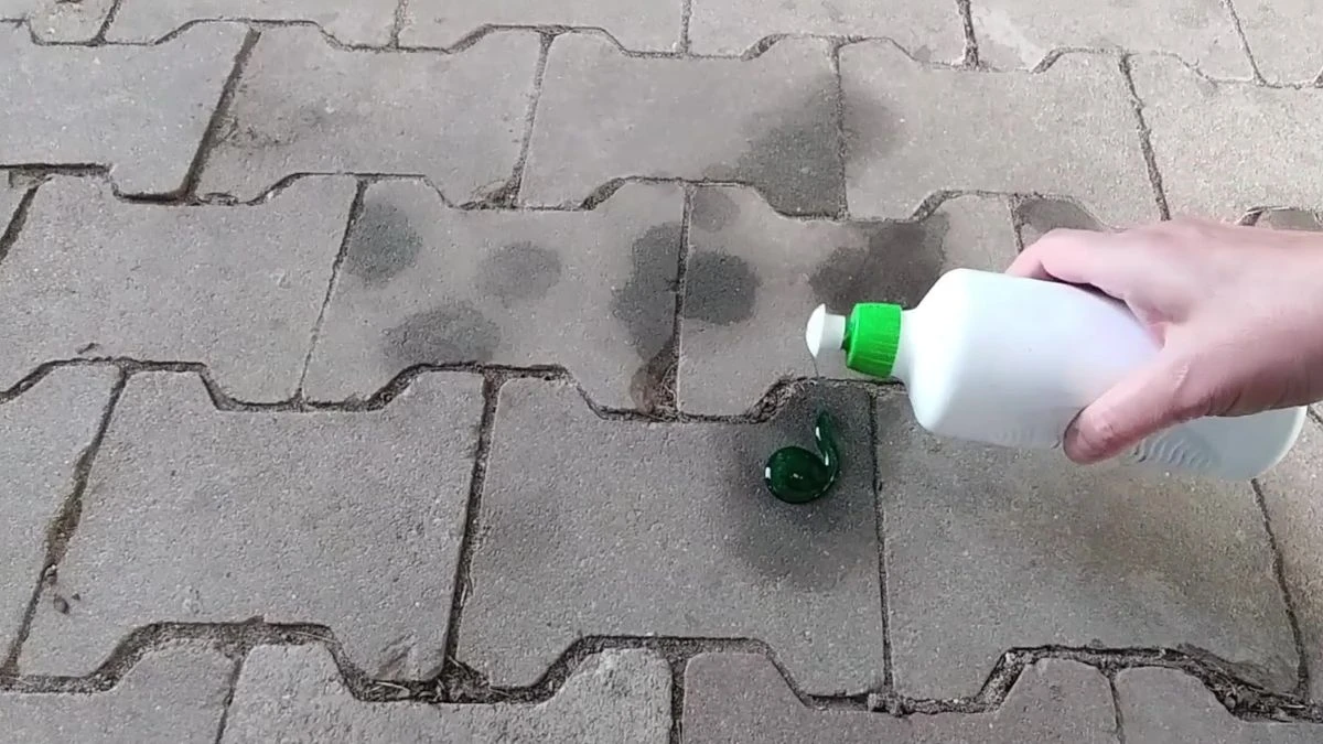 Czy płyn do naczyń zmyje plamy z oleju na kostce brukowej?