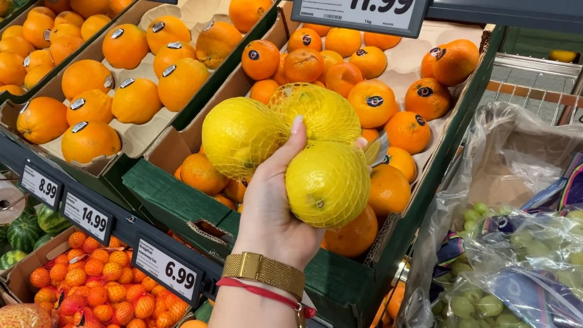 Nie kupuj cytryn i pomarańczy pakowanych w siatki. Efekt konfetti