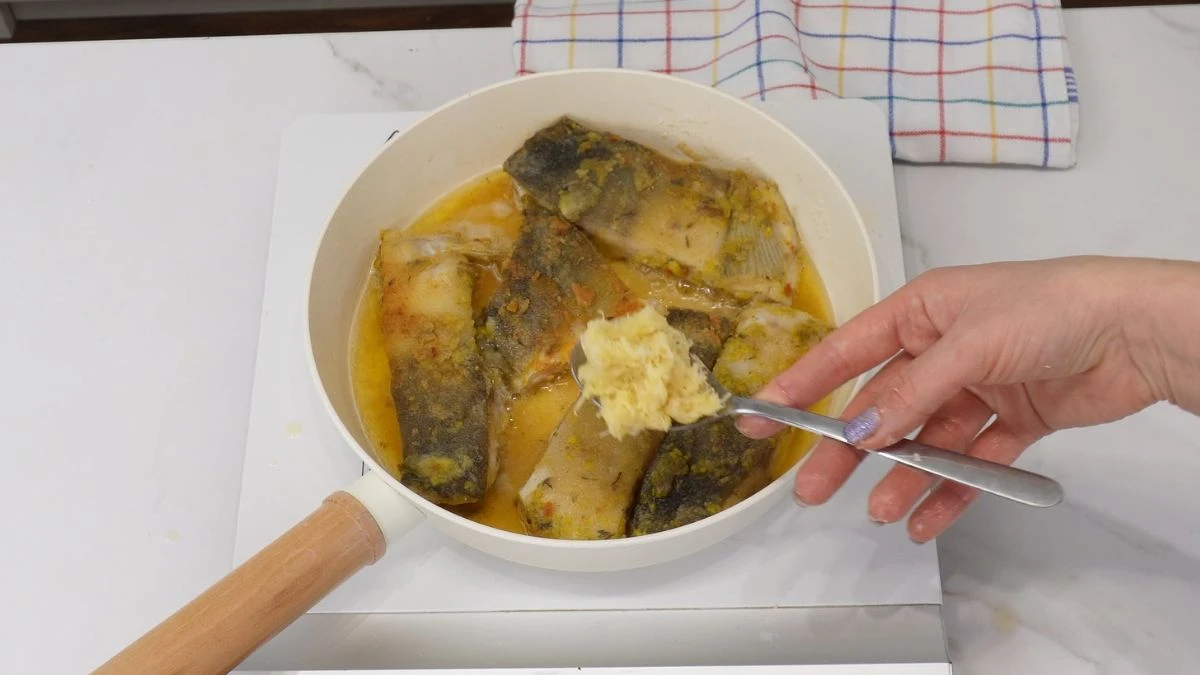 Co dodać na patelnię, żeby karp nie śmierdział podczas smażenia?