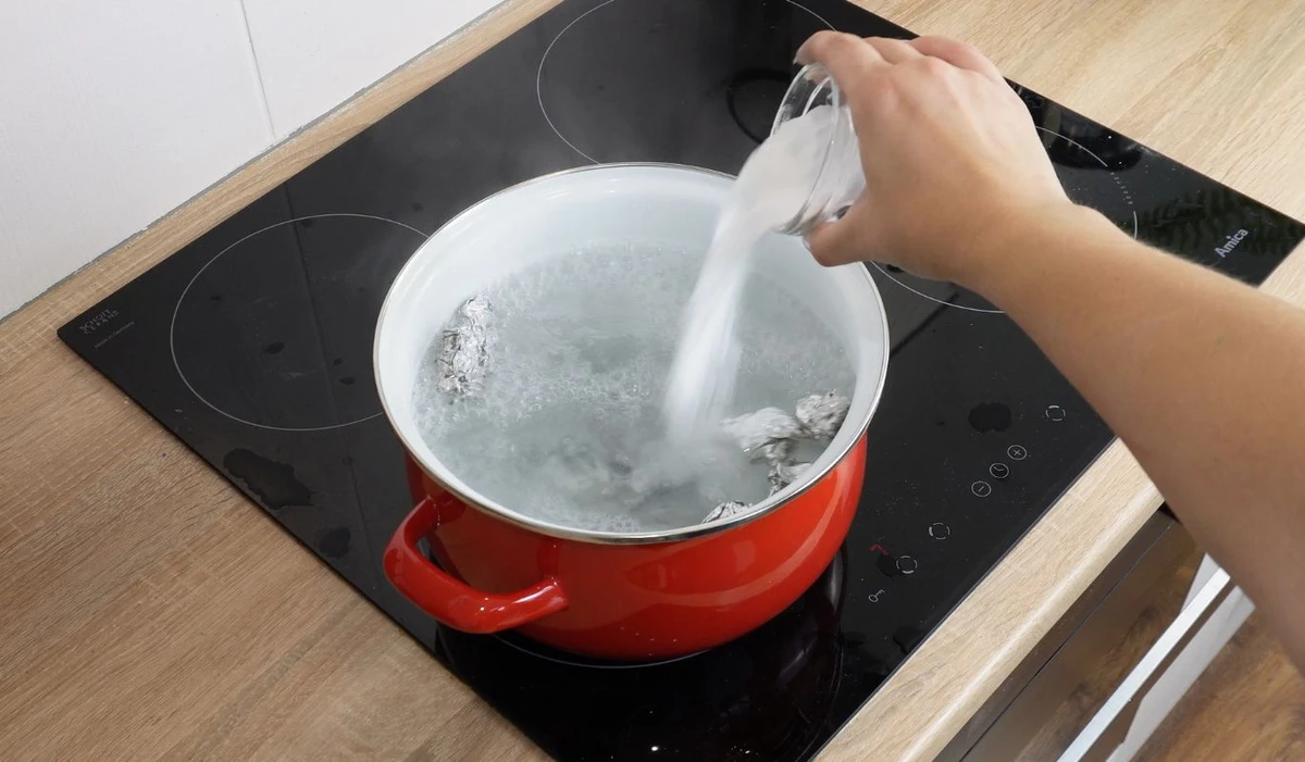 Soda oczyszczona i sól polerują sztucće