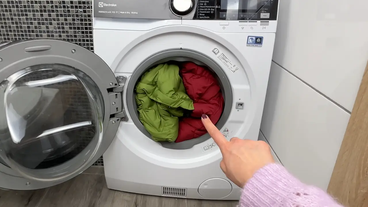 Jak bezpiecznie uprać kurtkę puchową w pralce bez niszczenia puchu - sprawdzony domowy sposób